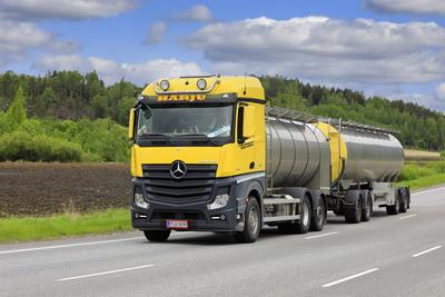 Yellow Mercedes-Benz Tank Truck at Speed Yellow Mercedes-Benz Actros 2551 tank truck of Kuljetus ja Nosto Harju Oy at sp-stock-foto