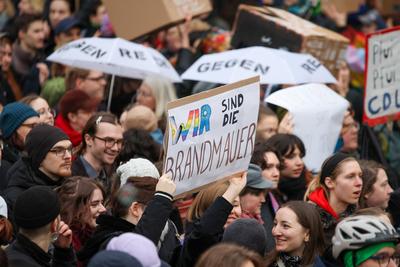 Leipzig - Protest gegen Friedch Merz und die CDU: Hunderte versammeln sich auf Marktplatz-stock-foto