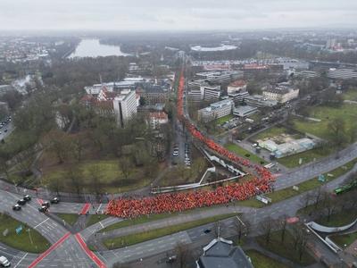Eindrucksvolle Luftaufnahmen zeigen rund 20.000 Teilnehmer bei Protest in Hannover-stock-photo