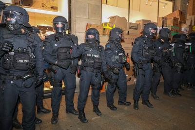 Leipzig - Protest gegen Friedch Merz und die CDU: Hunderte versammeln sich auf Marktplatz-stock-foto