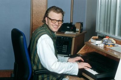 Stefan Raab 02/96 mo Mann TV Moderation Musik VIVA Unterhaltung dunkelhaarig Brille leger Hemd Weste quer halb sitzend-stock-photo
