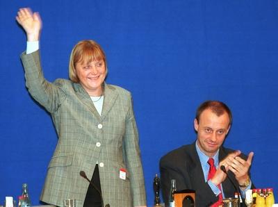 Angela Merkel, CDU Parteivorsitzende, winkt den Delegierten auf dem CDU Parteitag in Stuttgart, rechts Friedrich Merz,-stock-foto
