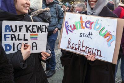 Demostranten an der Stadthalle Falkensee-stock-photo
