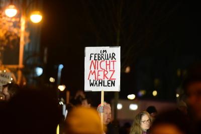 Anti-CDU-Demo vor dem KAH-stock-foto
