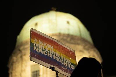 30.01.2025, Demonstration gegen Brandmauer-Bruch, N?rnberg: Unter dem Motto Wir sind die Brandmauer gingen am Abend ca.-stock-foto