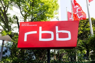 Das Logo des rbb ( Radio Berlin Brandenburg ) am 04. Juli 2023 in Berlin. rbb - Radio Berlin Brandenburg *** The logo of-stock-foto