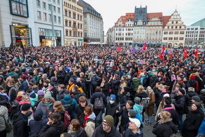 Leipzig - Protest gegen Friedch Merz und die CDU: Hunderte versammeln sich auf Marktplatz-stock-foto