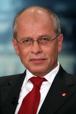 Bildnummer: 51466324  Datum: 05.10.2006  Copyright: imago/M?ller-StauffenbergBerthold Huber (GER/Stellvertretender Vorsitzender IG Metall) anl?sslich der ZDF-Talkshow - Berlin-Mitte - in Berlin, Personen , optimistisch; 2006, Berlin, TV, Studiogast, Studiog?ste, Gast, G?ste, Gewerkschaft, Gewerkschaften, Gewerkschafter, Gewerkschaftsf?hrung, Funktion?r; , hoch, Kbdig, Portr?t, Deutschland, Randbild, People-stock-foto