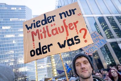Wieder nur Mitl?ufer oder was?, Schild bei Demo Sei die Brandmauer vor der CSU-Zentrale, Brandmauer zur AfD br?ckelt, M?nchen, 30. Januar 2025-stock-foto