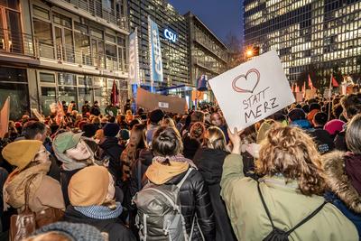 Sei die Brandmauer, Motto der Demo vor der CSU-Zentrale, Brandmauer zur AfD br?ckelt, Merz plant sch?rfere Asylpolitik, M?nchen, 30. Januar 2025-stock-foto