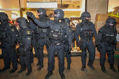 Leipzig - Protest gegen Friedch Merz und die CDU: Hunderte versammeln sich auf Marktplatz-stock-foto