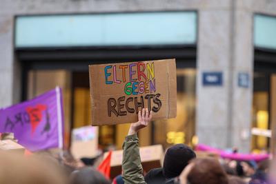 Leipzig - Protest gegen Friedch Merz und die CDU: Hunderte versammeln sich auf Marktplatz-stock-foto