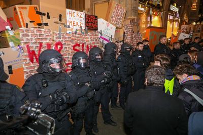 Leipzig - Protest gegen Friedch Merz und die CDU: Hunderte versammeln sich auf Marktplatz-stock-foto