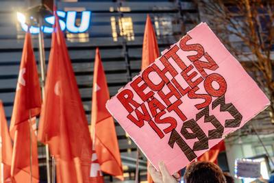 Rechts w?hlen ist so 1933, Schild bei Demo Sei die Brandmauer, vor der CSU-Zentrale, M?nchen, 30. Januar 2025-stock-foto