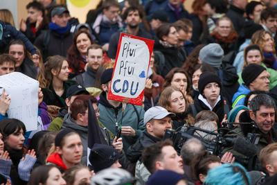 Leipzig - Protest gegen Friedch Merz und die CDU: Hunderte versammeln sich auf Marktplatz-stock-foto
