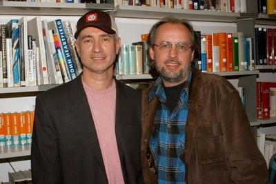 Bildnummer: 50396702  Datum: 03.03.2004  Copyright: imago/Rideaux-PicturePerfectRegisseur Roland Emmerich (li., GER) und Filmtechniker Volker Engel (GER) anl?sslich der Vortragsserie - HOLLYWOOD TALKS SHOP - im Goethe Institut Los Angeles, Personen , optimistisch; 2004, L.A., LA, Los Angeles, Hollywood, Regisseure, Filmtechnik, Special Effects, Spezialeffekte, Pressetermin, Doppelportr?t; , quer, Kbdig, Gruppenbild, close, Film, Kunst, Vereinigte Staaten von Amerika, Randbild, People, Produzent, Produzenten, Filmproduzent, Filmproduzenten-stock-photo