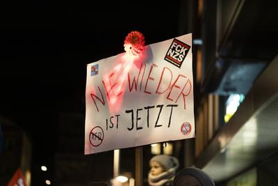 30.01.2025, Demonstration gegen Brandmauer-Bruch, N?rnberg: Unter dem Motto Wir sind die Brandmauer gingen am Abend ca.-stock-foto