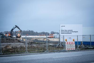 Blick auf das Baufeld der geplanten Batteriezellfabrik der Firma Northvolt bei Heide in Schleswig-Holstein nach Beantragung von Gl?ubigerschutz in den USA Ende Januar 2025-stock-foto