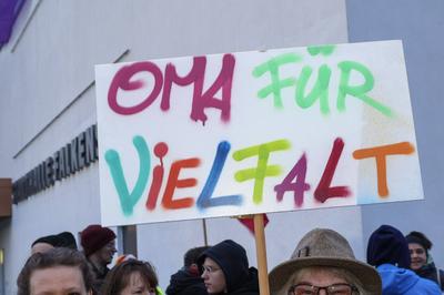 Demostranten an der Stadthalle Falkensee-stock-photo