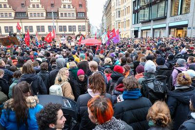 Leipzig - Protest gegen Friedch Merz und die CDU: Hunderte versammeln sich auf Marktplatz-stock-foto