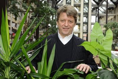 Bildnummer: 54982691  Datum: 27.01.2011  Copyright: imago/Horst GaluschkaDer Kabarettist Frank-Markus Barwasser posiert am 27.01.2011 bei einem Fototermin in K?ln - Er startet ab Dienstag, 15.02.2011 um 22.15 sein Kabarett Talk Pelzig h?lt sich im ZDF People Portr?t Shooting kbdig xns 2011 quer Frank-Markus Barwasser Frank Markus Barwasser einzel einzeln Logo Pelzig h?lt sich ZDF Fototermin Kabarettist Kabarett Talk Bildnummer 54982691 Date 27 01 2011 Copyright Imago Horst  the Comedian Frank Markus Barwasser posing at 27 01 2011 at a Photo call in Cologne he starts from Tuesday 15 02 2011 to 22 15 be Cabaret Talk Pelzig holds to in ZDF Celebrities Portrait Shooting Kbdig xns 2011 horizontal Frank Markus Barwasser Frank Markus Barwasser Singles single emblem Pelzig holds to ZDF Photo call Comedian Cabaret Talk-stock-foto