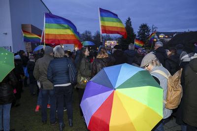 Demostranten an der Stadthalle Falkensee-stock-photo