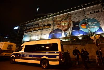 Polizeiabsperrung wegen Anti-CDU-Demo vor dem KAH-stock-foto