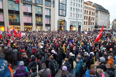 Leipzig - Protest gegen Friedch Merz und die CDU: Hunderte versammeln sich auf Marktplatz-stock-foto