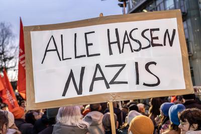 Alle hassen Nazis, Schild bei Demo Sei die Brandmauer vor der CSU-Zentrale, Brandmauer zur AfD br?ckelt, M?nchen, 30. Januar 2025-stock-foto