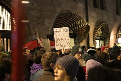 30.01.2025, Demonstration gegen Brandmauer-Bruch, N?rnberg: Unter dem Motto Wir sind die Brandmauer gingen am Abend ca.-stock-foto