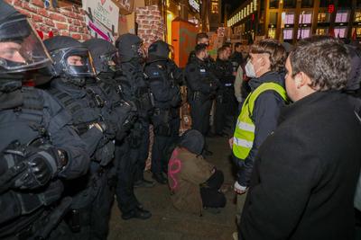 Leipzig - Protest gegen Friedch Merz und die CDU: Hunderte versammeln sich auf Marktplatz-stock-foto
