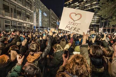 Sei die Brandmauer, Motto der Demo vor der CSU-Zentrale, Brandmauer zur AfD br?ckelt, Merz plant sch?rfere Asylpolitik, M?nchen, 30. Januar 2025-stock-foto
