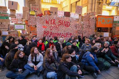 Leipzig - Protest gegen Friedch Merz und die CDU: Hunderte versammeln sich auf Marktplatz-stock-foto