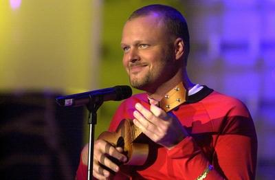 Moderator Stefan Raab (GER) spielt Gitarre anl?sslich eines Konzertes in D?sseldorf-stock-photo