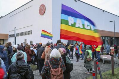 Demostranten an der Stadthalle Falkensee-stock-photo