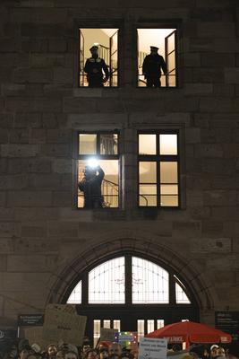 30.01.2025, Demonstration gegen Brandmauer-Bruch, N?rnberg: Unter dem Motto Wir sind die Brandmauer gingen am Abend ca.-stock-foto