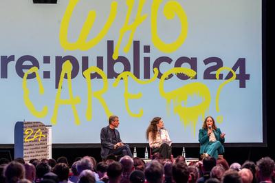 Michel Friedman, Dalia Grinfeld und Shelly Kupferberg auf der re:publica 24, dem Festival f?r die digitale Gesellschaft-stock-foto