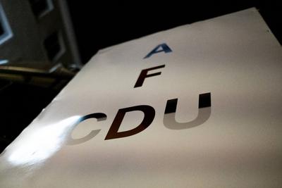 30.01.2025, Demonstration gegen Brandmauer-Bruch, N?rnberg: Unter dem Motto Wir sind die Brandmauer gingen am Abend ca.-stock-foto