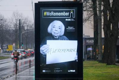 News Bilder des Tages D?sseldorf 30.01.2025 Wall Aussenwerbung Billboard weremember Margot Friedl?nder D?sseldorf Nordrh-stock-foto