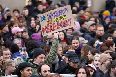 Leipzig - Protest gegen Friedch Merz und die CDU: Hunderte versammeln sich auf Marktplatz-stock-foto