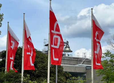 Fahnen vor dem rbb-Geb?ude in Berlin *** Flags in front of the rbb building in Berlin Copyright: xmix1x-stock-foto
