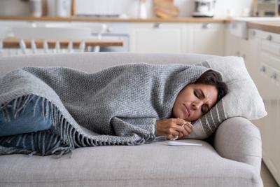 Unruhiges krankes Gewebe, das zu Hause auf der Couch liegt, hat Grippe und Grippesymptome,-stock-foto