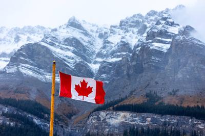 Fahne des Landes Kanada am 09.10.2024 in Jasper Die Nationalflagge Kanadas wurde erstmals am 15. Februar 1965 gehisst. D-stock-photo