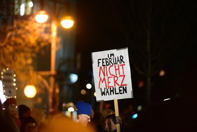 Anti-CDU-Demo vor dem KAH-stock-foto
