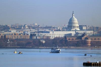 Rescue Crews Search for Remnants of American Airlines Airplane Crash-stock-foto