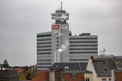 Das Geb?ude der Rundfunk Berlin-Brandenburg rbb in Berlin am 17. November 2022. rbb *** The building of the Rundfunk Ber-stock-foto
