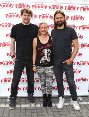 Jeanette Biedermann mit Band Joerg Wei?elberg und Christian Boemkes ( Ewig ) , beim Rewe Family Fest 2016 am Volksparkst-stock-foto