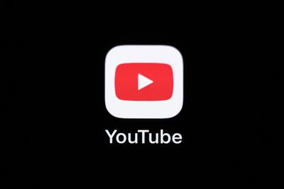 Die Applikation-App des US-Amerikanischen Videoportals YouTube ist auf dem Display eines iPhone zu sehen. Rottweil Baden-stock-foto