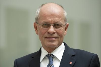 Bildnummer: 54717744  Datum: 07.12.2010  Copyright: imago/Reiner ZensenBerlin, den 07.12.2010 - Bundespressekonferenz Foto: Berthold Huber, 1. Vorsitzender der IG Metall, anl?sslich der Vorstellung der Ergebnisse des DGB-Index Gute Arbeit 2010. People Wirtschaft Portr?t xo0x kbdig xkg 2010 quer POLITIK POLITICS # HALBE FIGUR GESTIK Bildnummer 54717744 Date 07 12 2010 Copyright Imago Reiner Zensen Berlin the 07 12 2010 Federal press conference Photo Berthold Huber 1 Chairman the IG Metal during the presentation the Results the DGB Index Good Work 2010 Celebrities Economy Portrait xo0x Kbdig xkg 2010 horizontal politics POLITICS # Halbe Figure Gesture-stock-foto