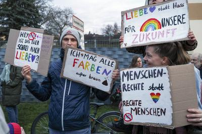 Demostranten an der Stadthalle Falkensee-stock-photo
